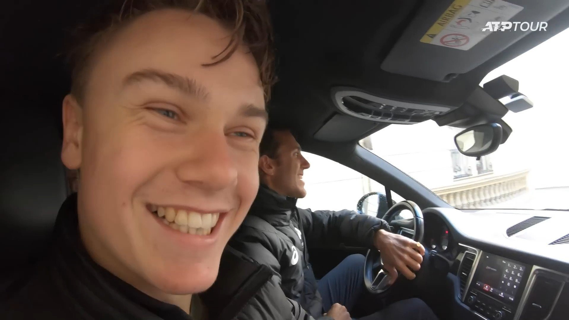 Ο νεαρός σταρ του τένις που αγόρασε Porsche αν και δεν έχει καν δίπλωμα οδήγησης