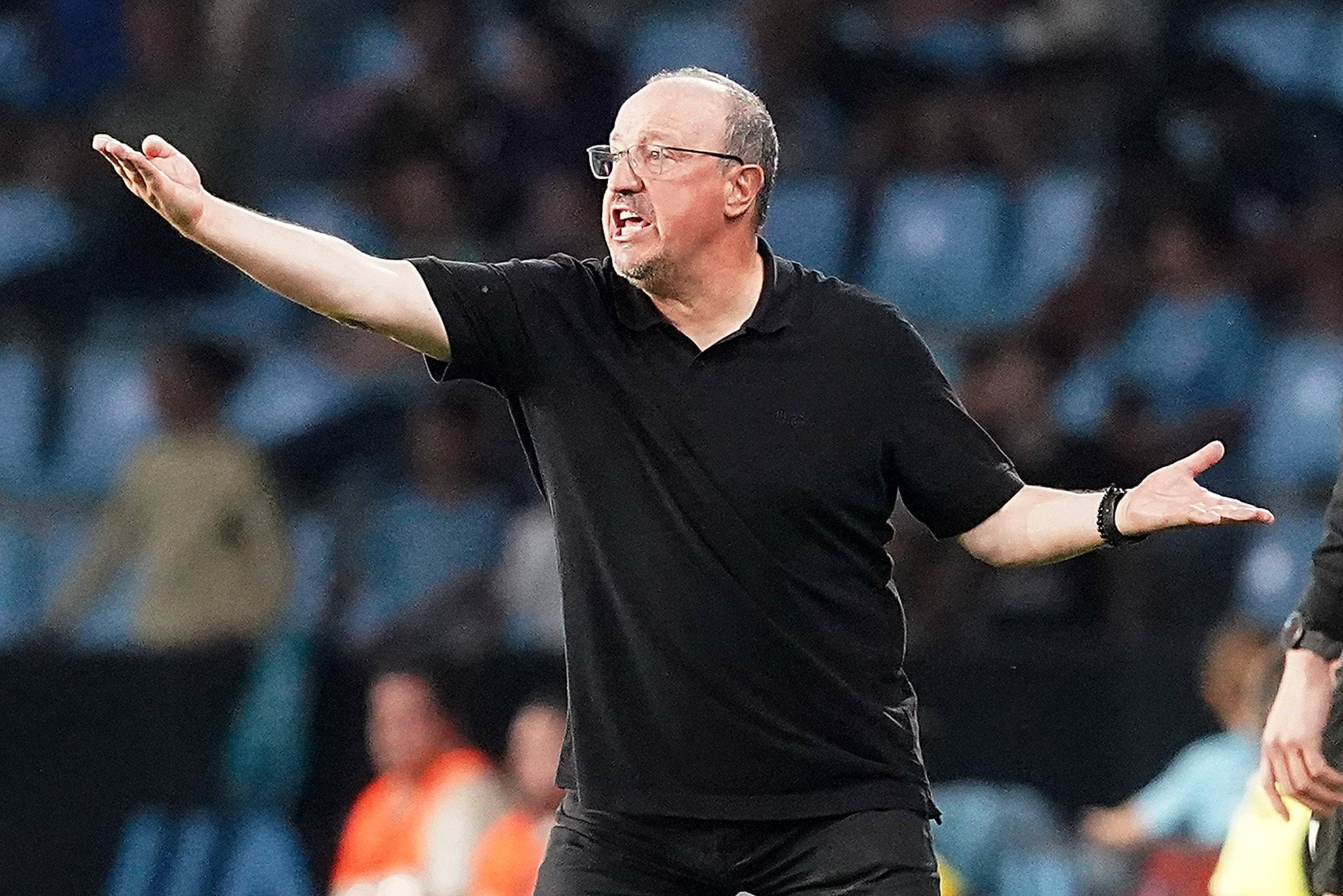 Η αποκλειστική φωτογραφία του Athletiko με τον Μπενίτεθ πριν μπει στο αεροπλάνο για Αθήνα