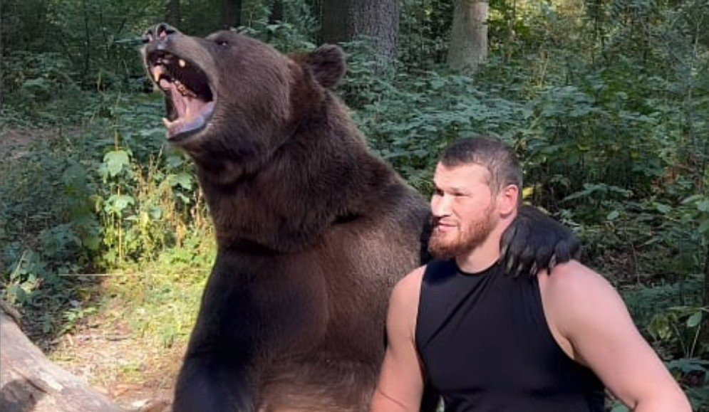 Ο Ρώσος πυγμάχος που προπονείται παλεύοντας με αρκούδες (video)