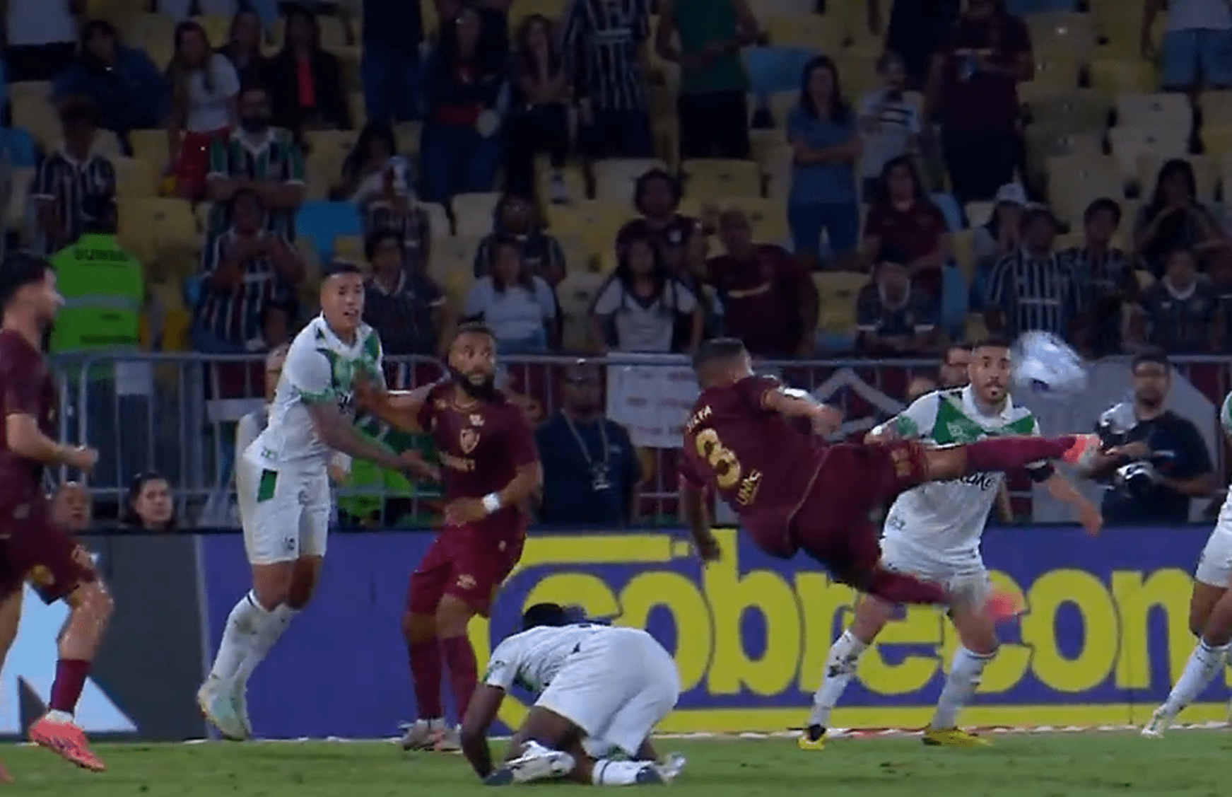 Δεν γίνεται να το έκανε αυτό - Ο Τιάγκο Σίλβα πέτυχε το γκολ της χρονιάς με buzzer beater (video)