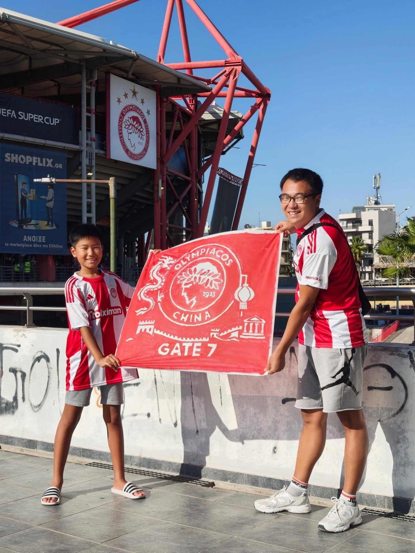 Βρήκαμε τον Κινέζο οπαδό του Ολυμπιακού που κάνει θραύση στα social media!