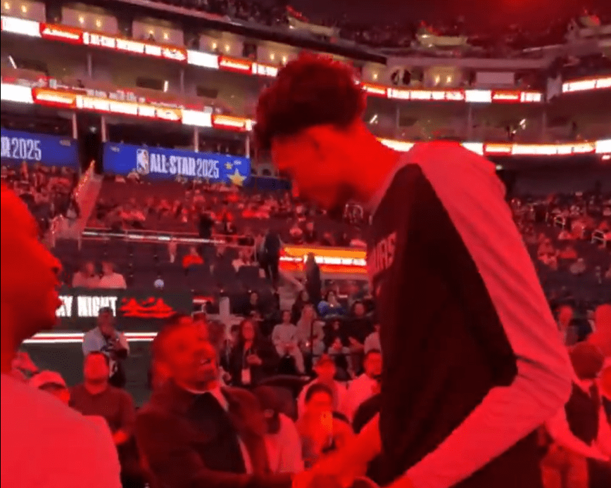 Ο πιο κοντός παίκτης στην ιστορία του NBA συναντήθηκε με τον Γουεμπανιαμά (video)