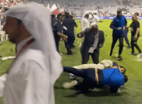 Απίθανο σκηνικό με πολύ ξύλο ανάμεσα σε παίκτες και οπαδούς στο Κατάρ - Ηνωμένα Αραβικά Εμιράτα (video)
