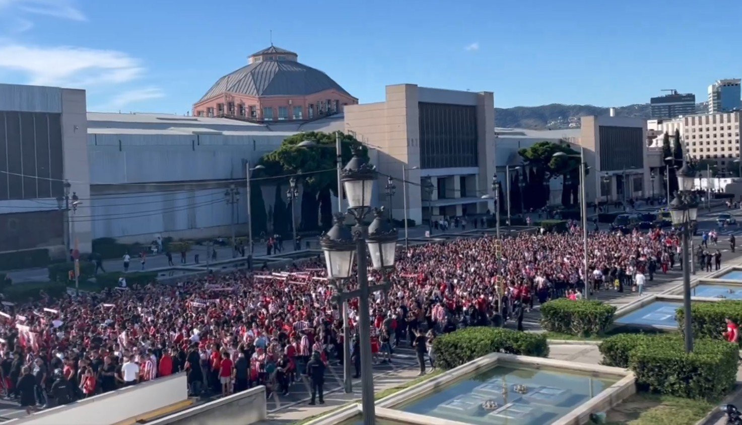 «Κοκκίνισε» η Βαρκελώνη: Τα βίντεο του Athletiko με τον κόσμο του Ολυμπιακού στο κέντρο της πόλης