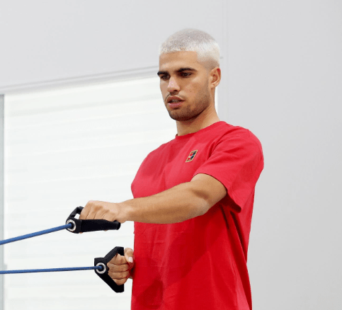 Ανανέωσε το... πλατινέ λουκ του ο Αλκαράθ (photos)