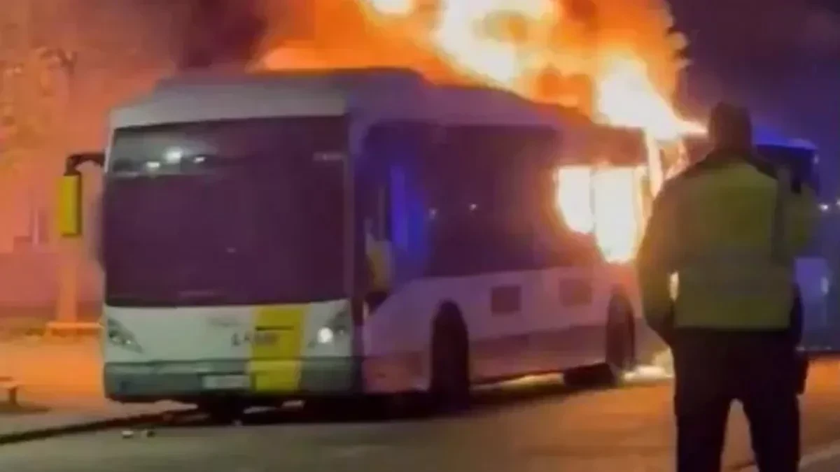 Οπαδοί της Μπαρτσελόνα έβαλαν φωτιά σε πούλμαν που τους μετέφερε στο γήπεδο της Κλαμπ Μπριζ (video)