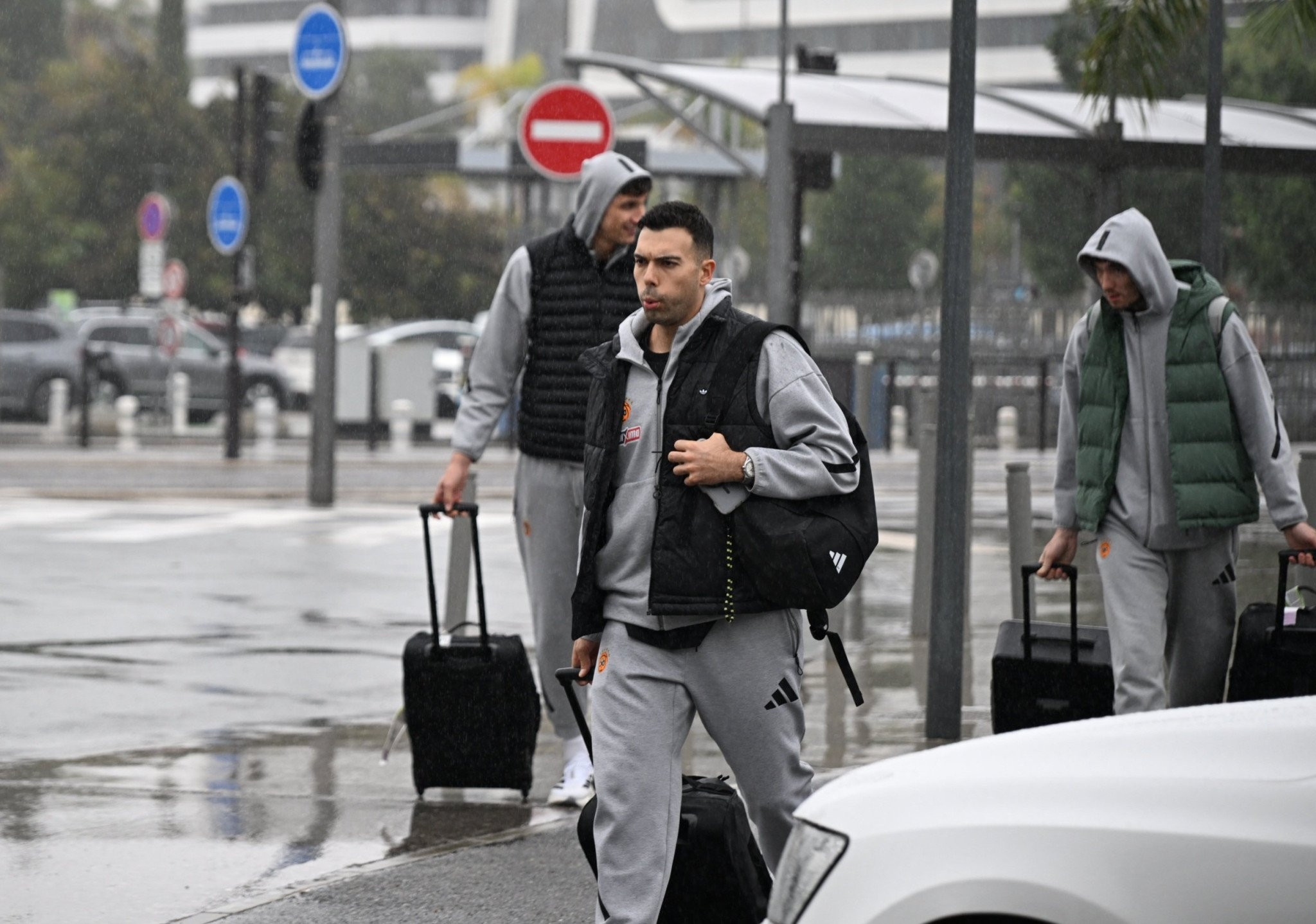 Οι παίκτες του Παναθηναϊκού περπάτησαν από το ξενοδοχείο στο γήπεδο για το ματς με τη Μονακό (video)