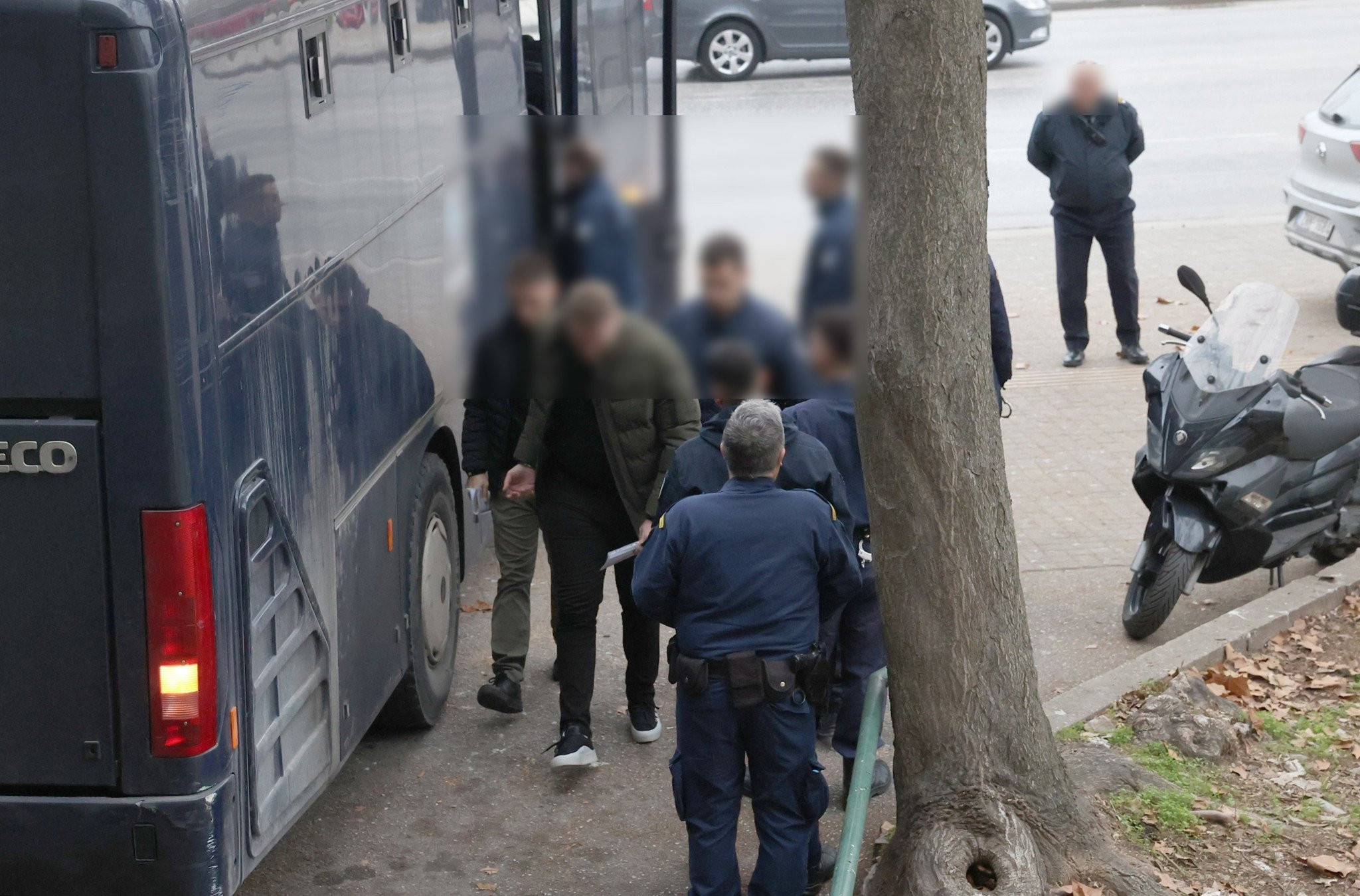 Επεισόδια έξω από το Δικαστικό Μέγαρο Θεσσαλονίκης πριν ξεκινήσει η δίκη για τη δολοφονία του Άλκη Καμπανού (video)