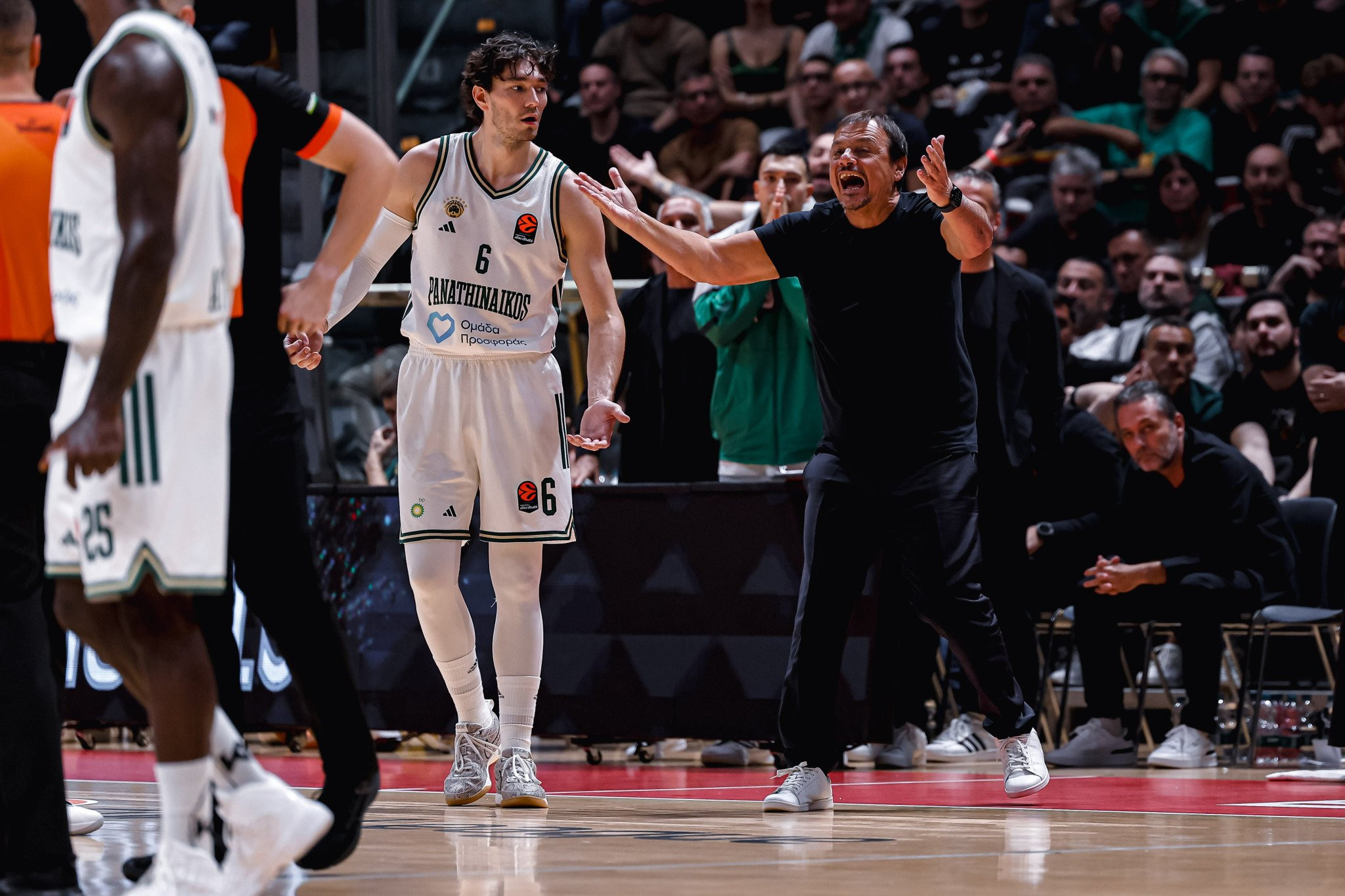 Έξαλλος ο Αταμάν: Δεν έδωσε οδηγίες κατά τη διάρκεια τάιμ άουτ (video)