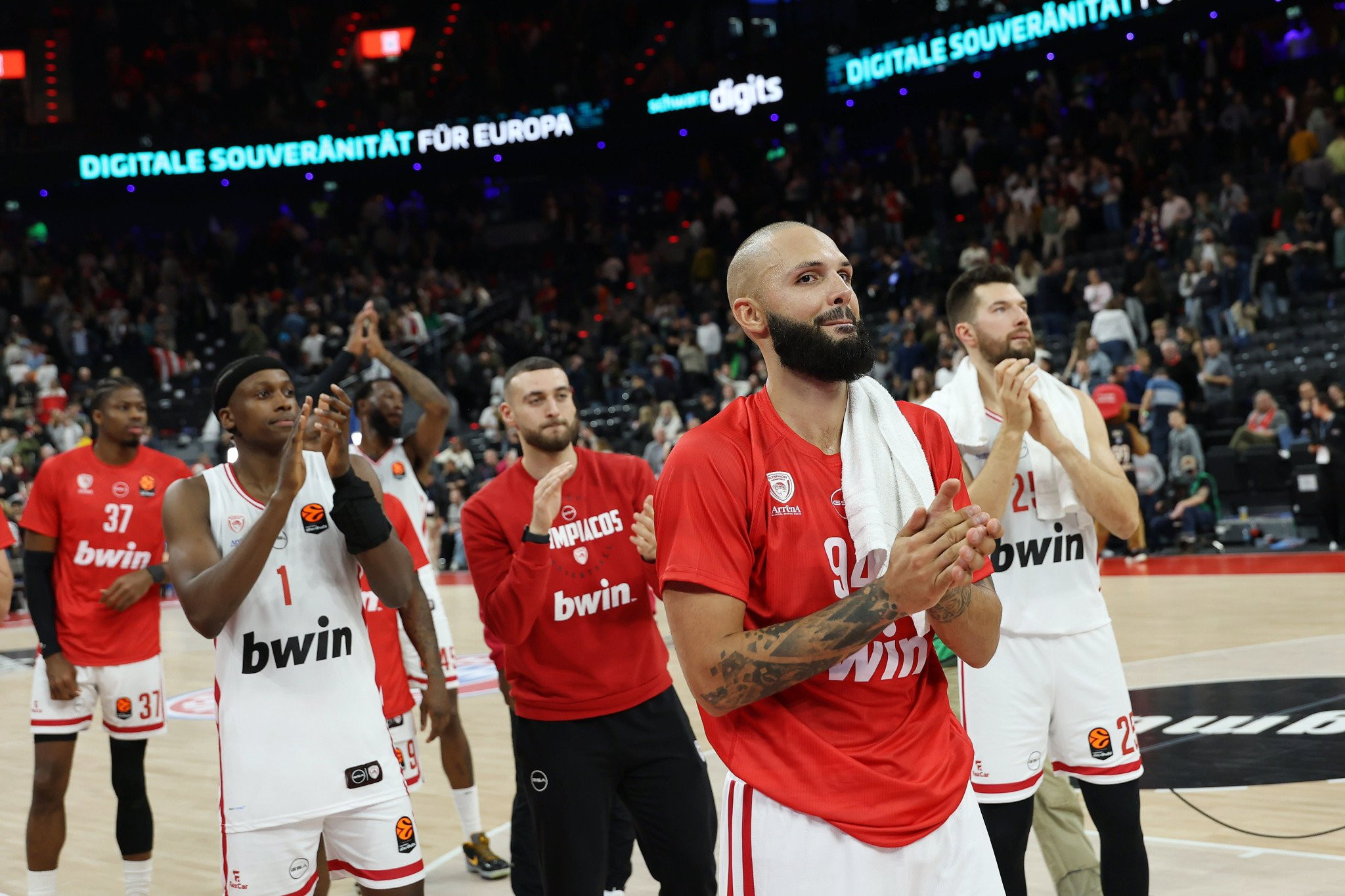 Έφτασε στη Μύκονο για το ιστορικό παιχνίδι ο Ολυμπιακός