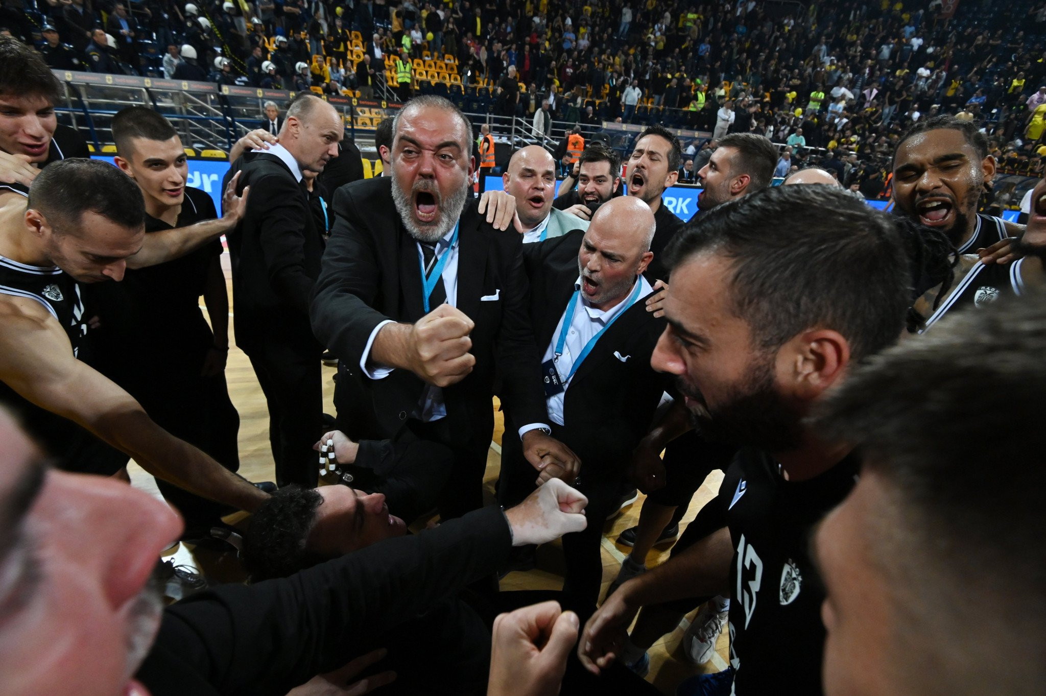 Η «ασπρόμαυρη» παρακάμερα του ντέρμπι Θεσσαλονίκης και οι έξαλλοι πανηγυρισμοί του Χατζόπουλου (video)