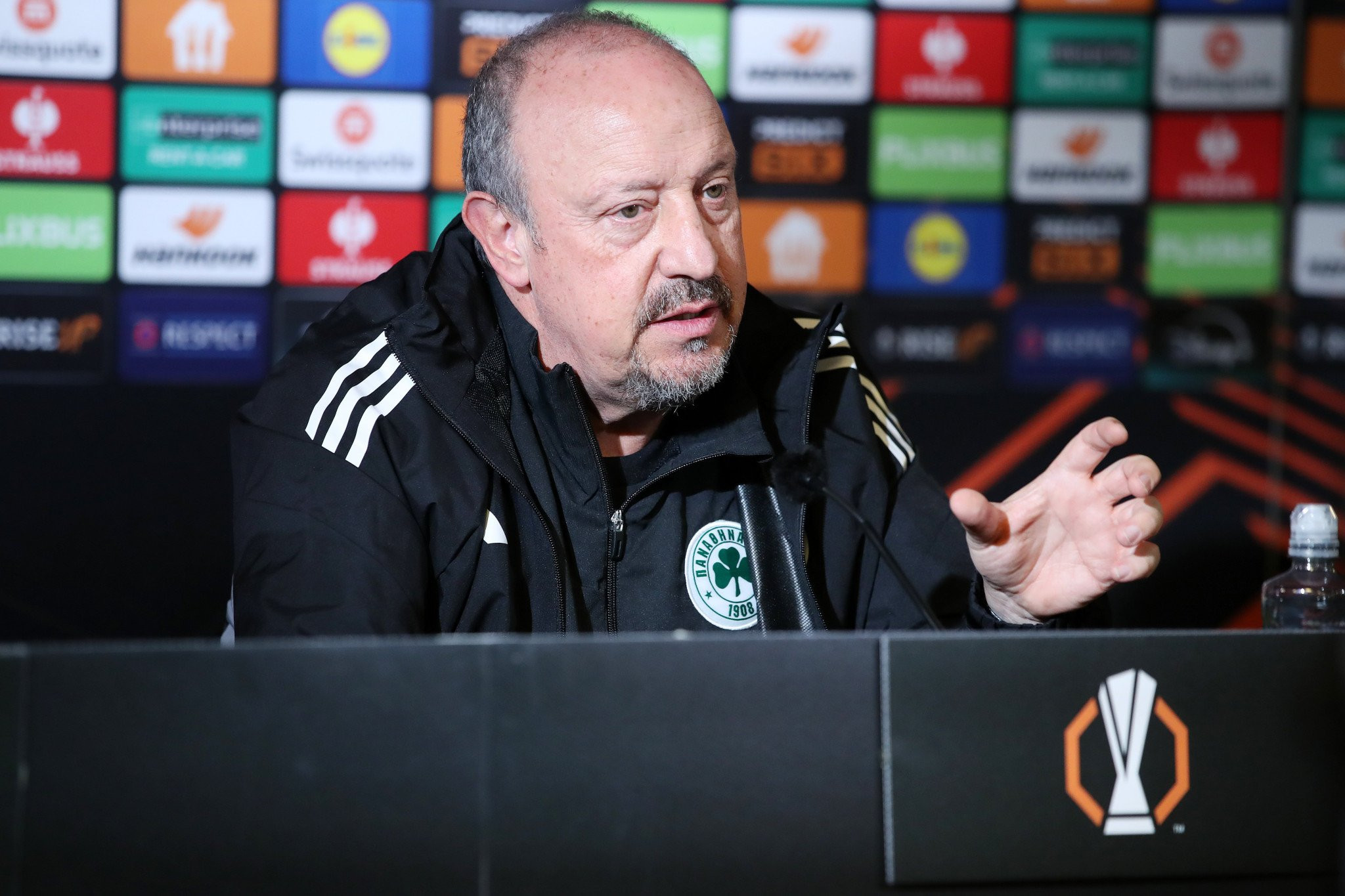 Μπενίτεθ: «Πρέπει να δώσουμε εμπιστοσύνη στους παίκτες, θέλουμε χρόνο»