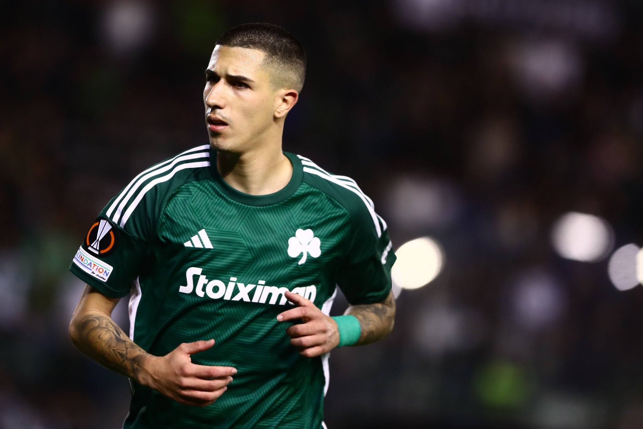 Ο Αϊτόρ δεν ξεχνάει τον Παναθηναϊκό - Έβγαλε φωτογραφία και... κάλυψε το σήμα του Ολυμπιακού (photo)