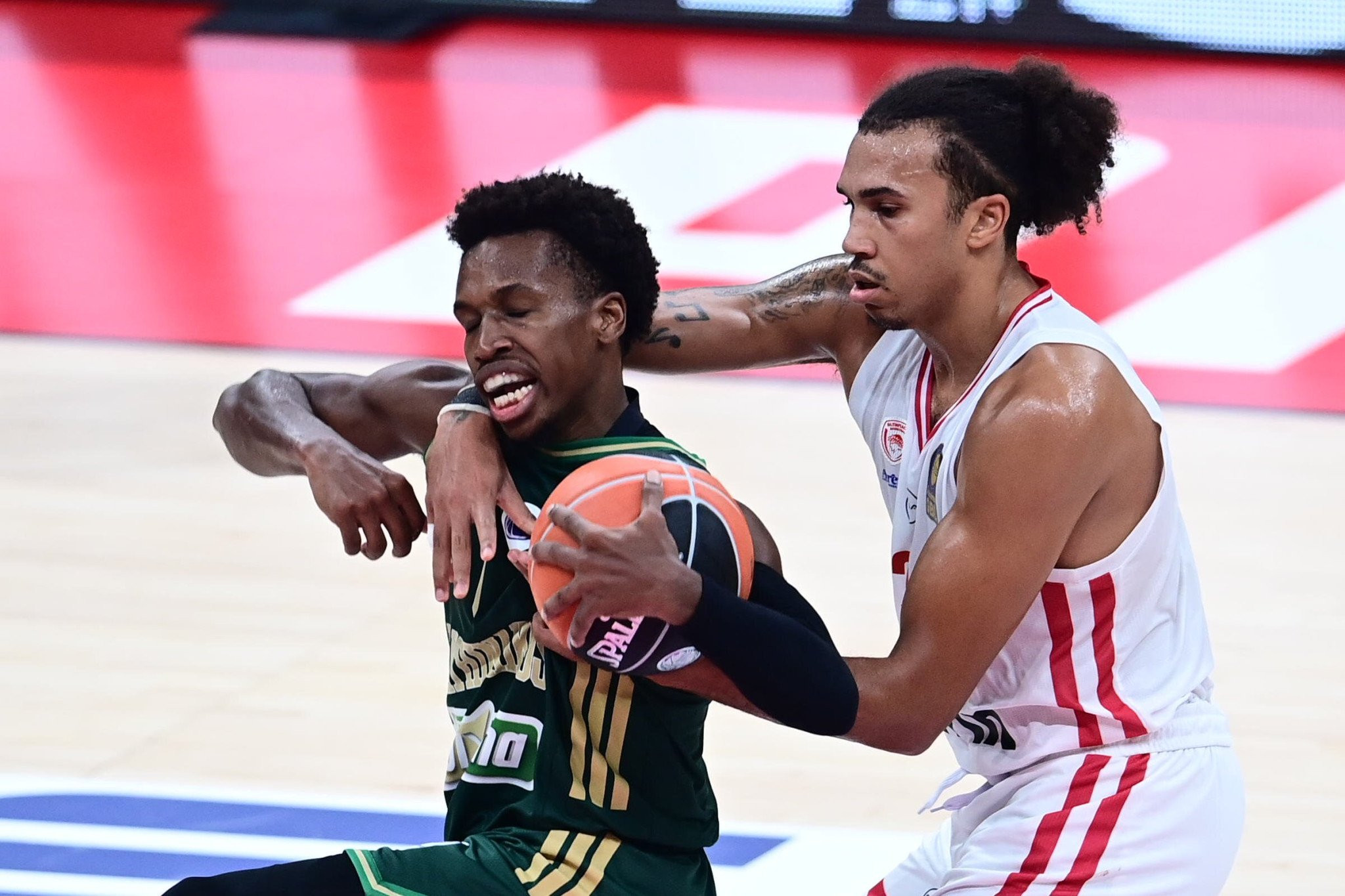 Πρόστιμο στον Ολυμπιακό από τον ΕΣΑΚΕ για συνθήματα στο παιχνίδι με τον Παναθηναϊκό