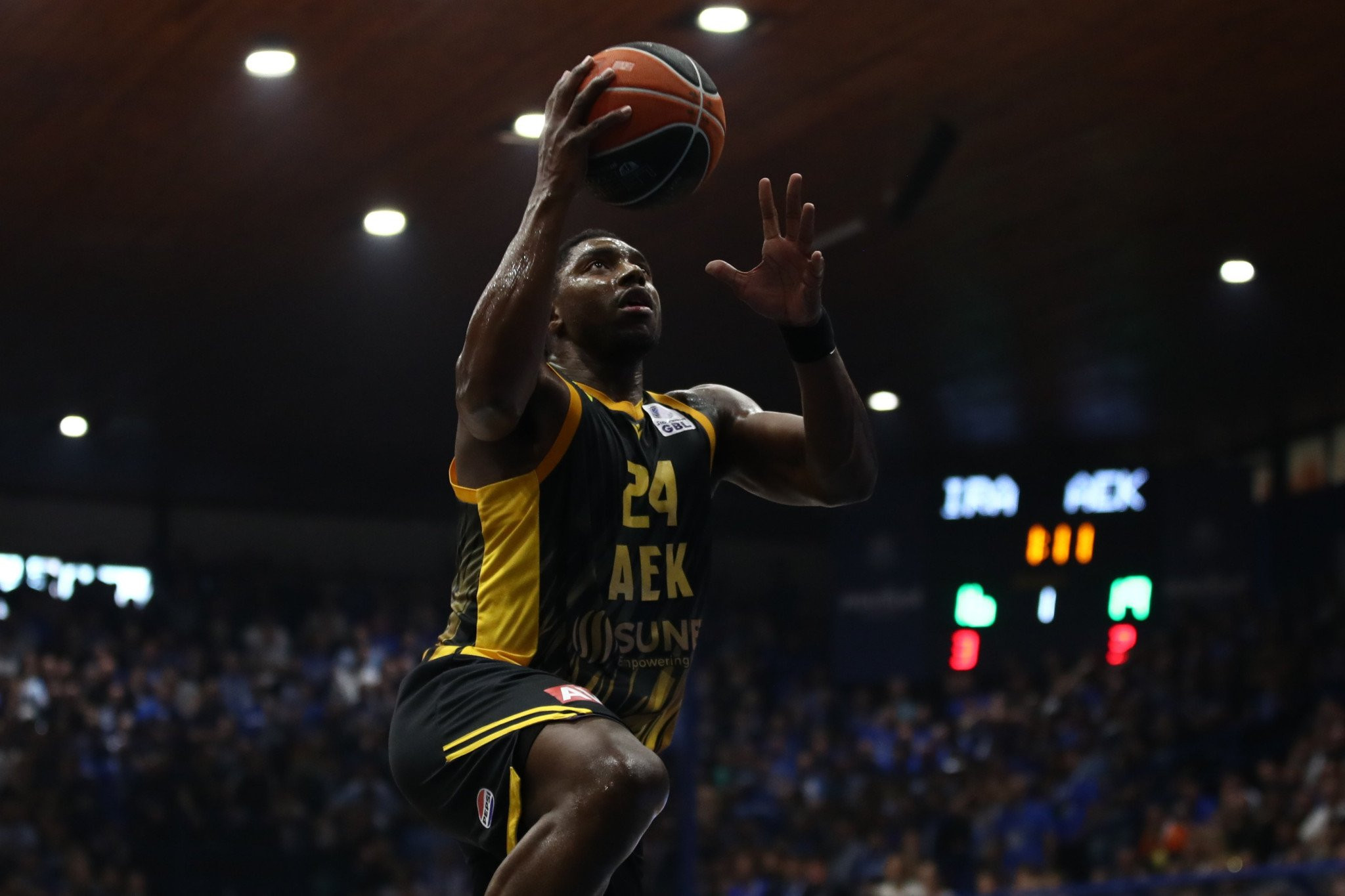 Ο Φρανκ Μπάρτλεϊ στο Athletiko: «Η νίκη στο Ιβανώφειο δείχνει την ωριμότητα της ΑΕΚ, δεν μένουμε σε όσα έχουμε κάνει»