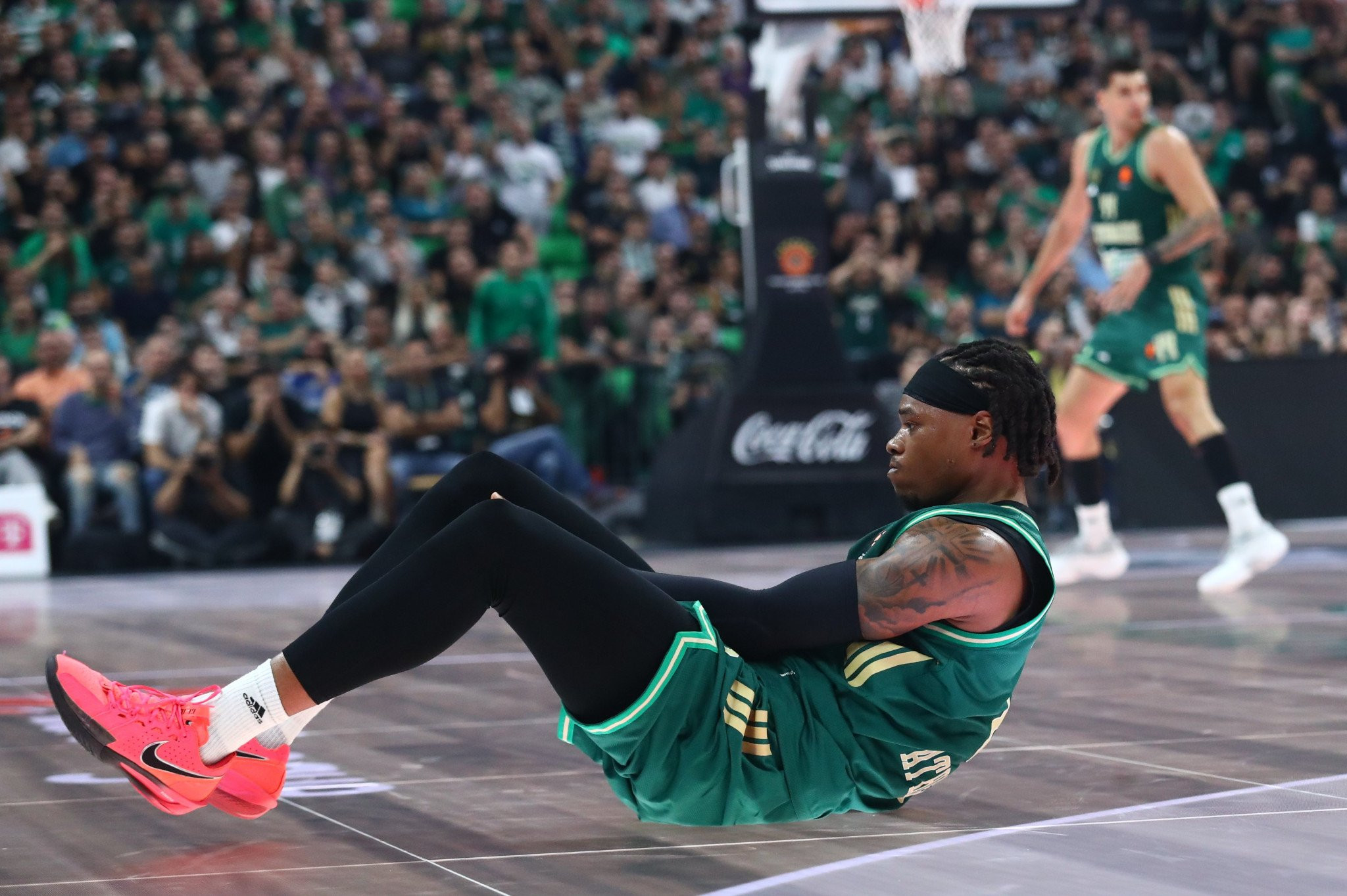 Ανησυχία με Χολμς στον Παναθηναϊκό: Αποχώρησε από το παρκέ κουτσαίνοντας (video)