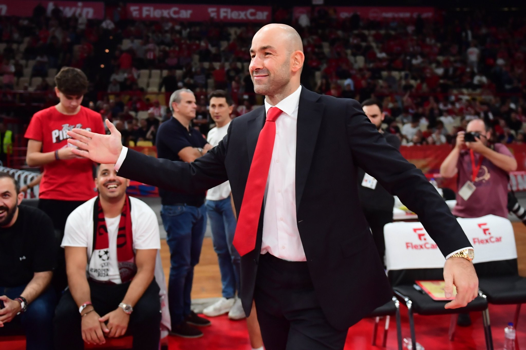 Αποθέωση για τον Βασίλη Σπανούλη στο ΣΕΦ από τον κόσμο του Ολυμπιακού (video)