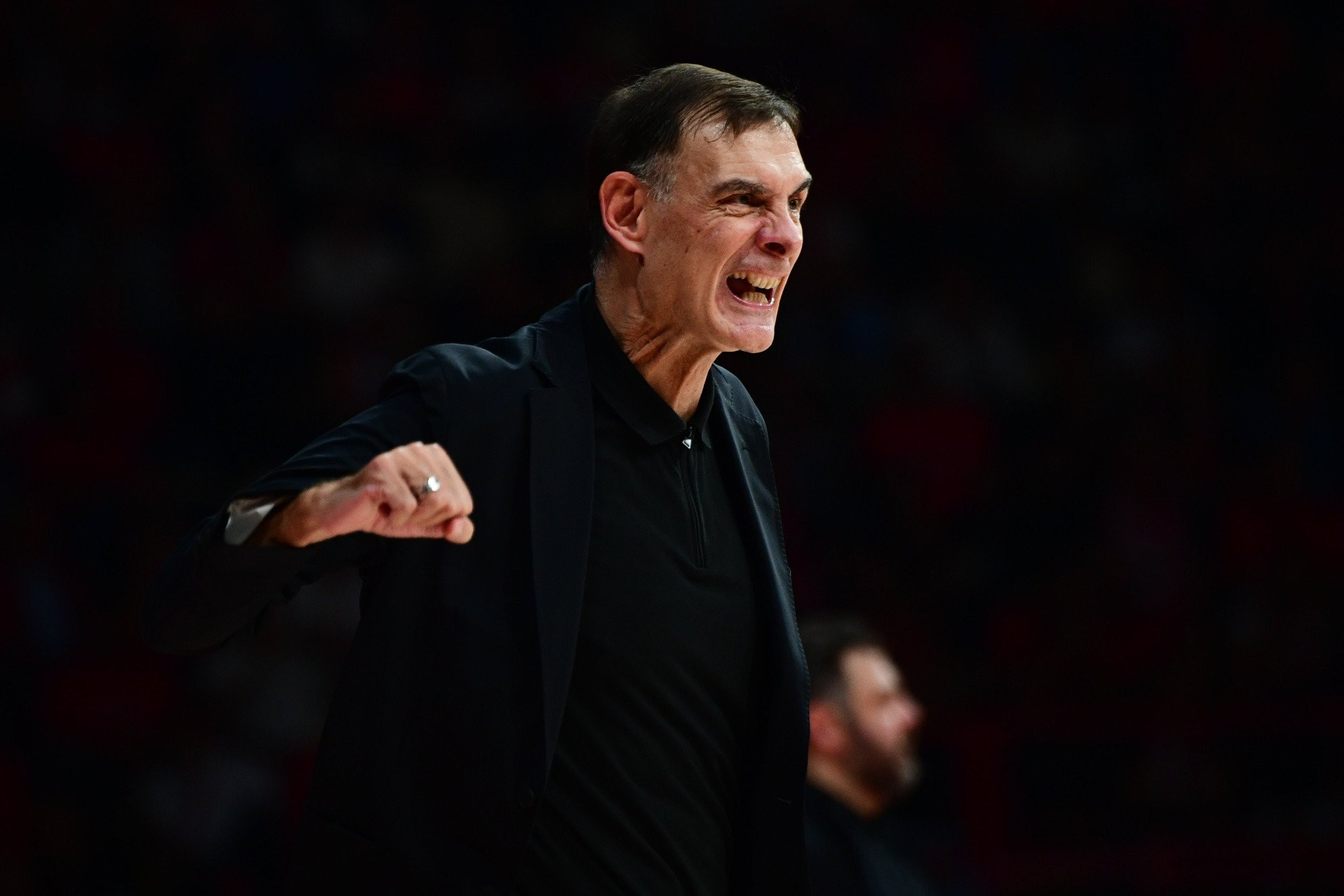 Έξαλλος ο Μπαρτζώκας με την αμυντική λειτουργία του Ολυμπιακού - Μπήκε στο παρκέ (photo)