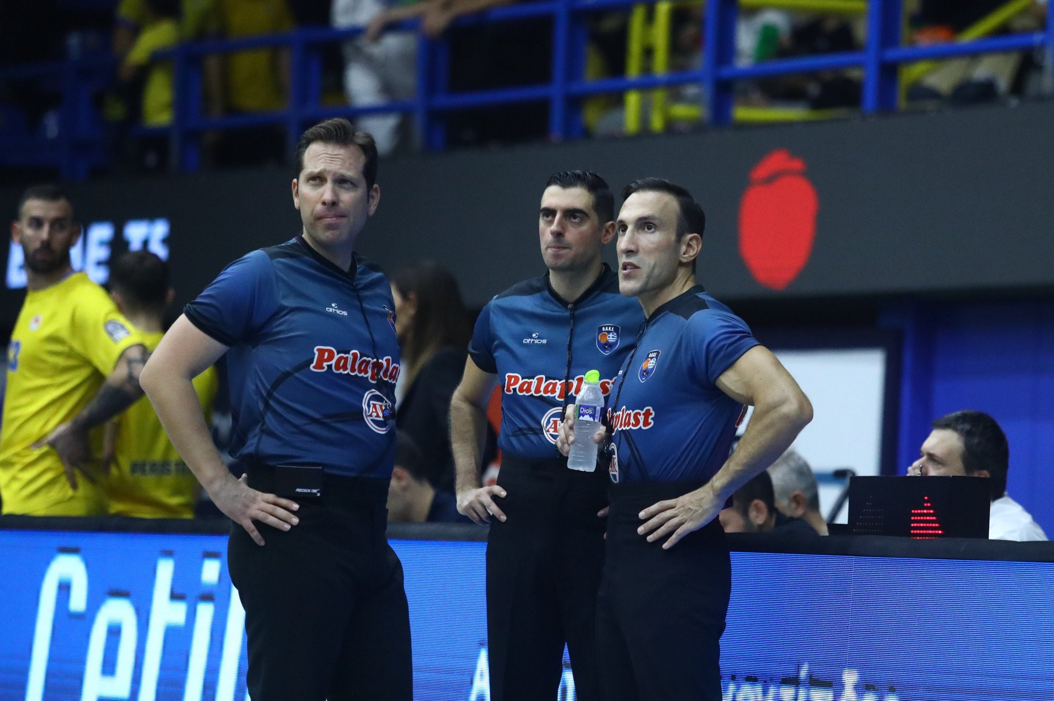 Έντονος εκνευρισμός και πολλά παράπονα της ΑΕΚ για τους διαιτητές στο Περιστέρι