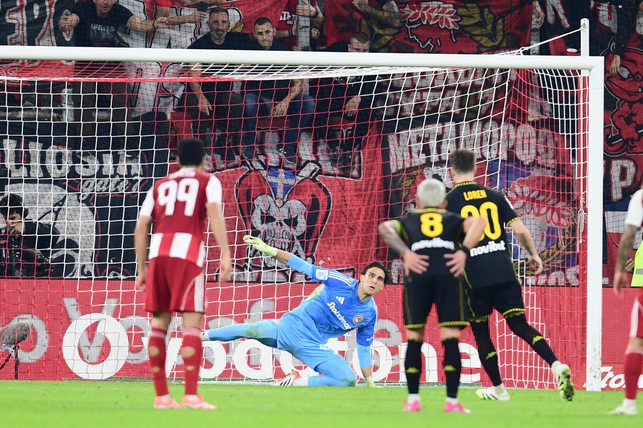 Πέναλτι και αποβολή του Μάνσα, ο Μορόν μείωσε σε 2-1 (video)