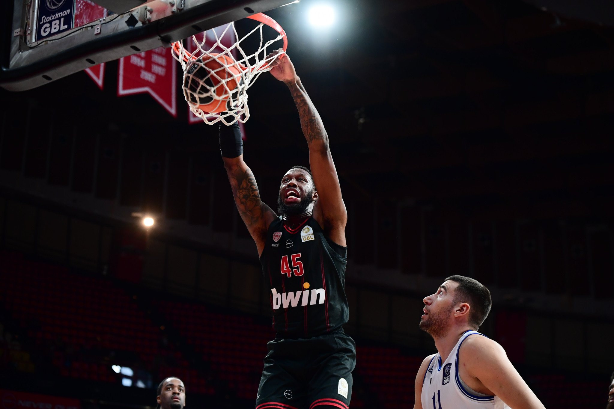 Ο Ολυμπιακός κέρδισε τον Ηρακλή στο ΣΕΦ με κορυφαίους Βεζένκοφ - Χολ για το 5/5