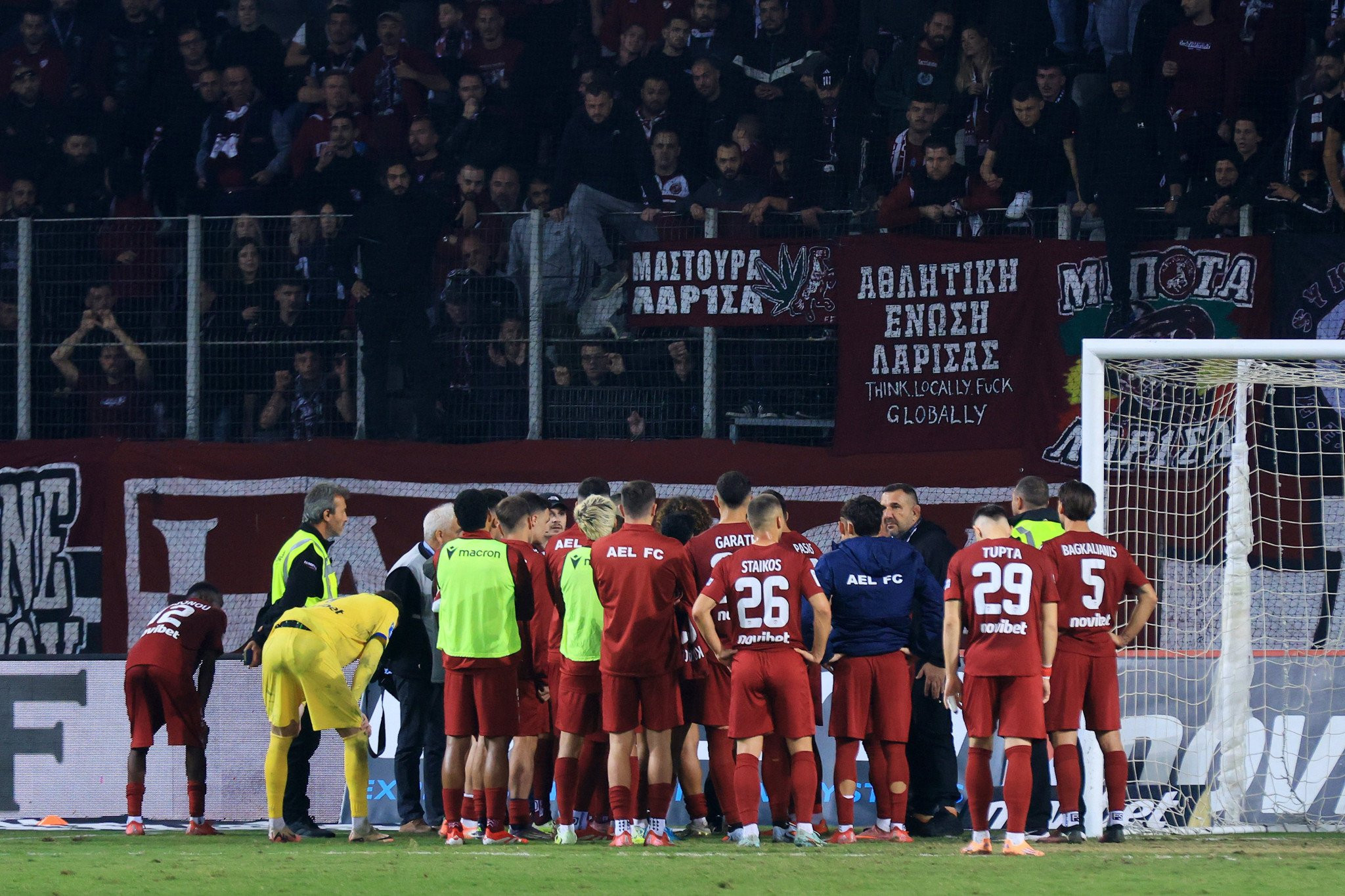 Αποδοκιμασίες στο AEL FC Arena και συζήτηση με τους οργανωμένους - Προβληματισμένος ο Μαλεζάς