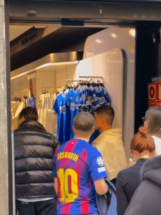 Ο Αρσάβιν ξεσήκωσε θύελλα αντιδράσεων με φανέλα της Μπαρτσελόνα στην μπουτίκ της Ρεάλ Μαδρίτης (video)