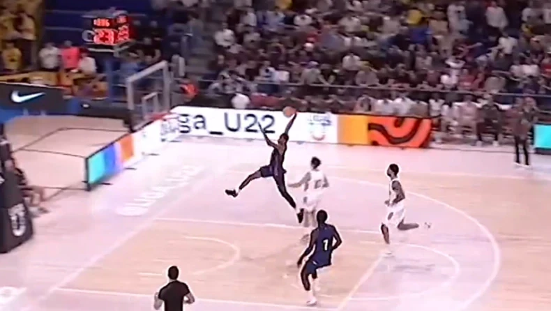 Τα εντυπωσιακά καρφώματα του 13χρονου παίκτη της Μπαρτσελόνα που συγκρίνεται με τον Αντετοκούνμπο (videos)