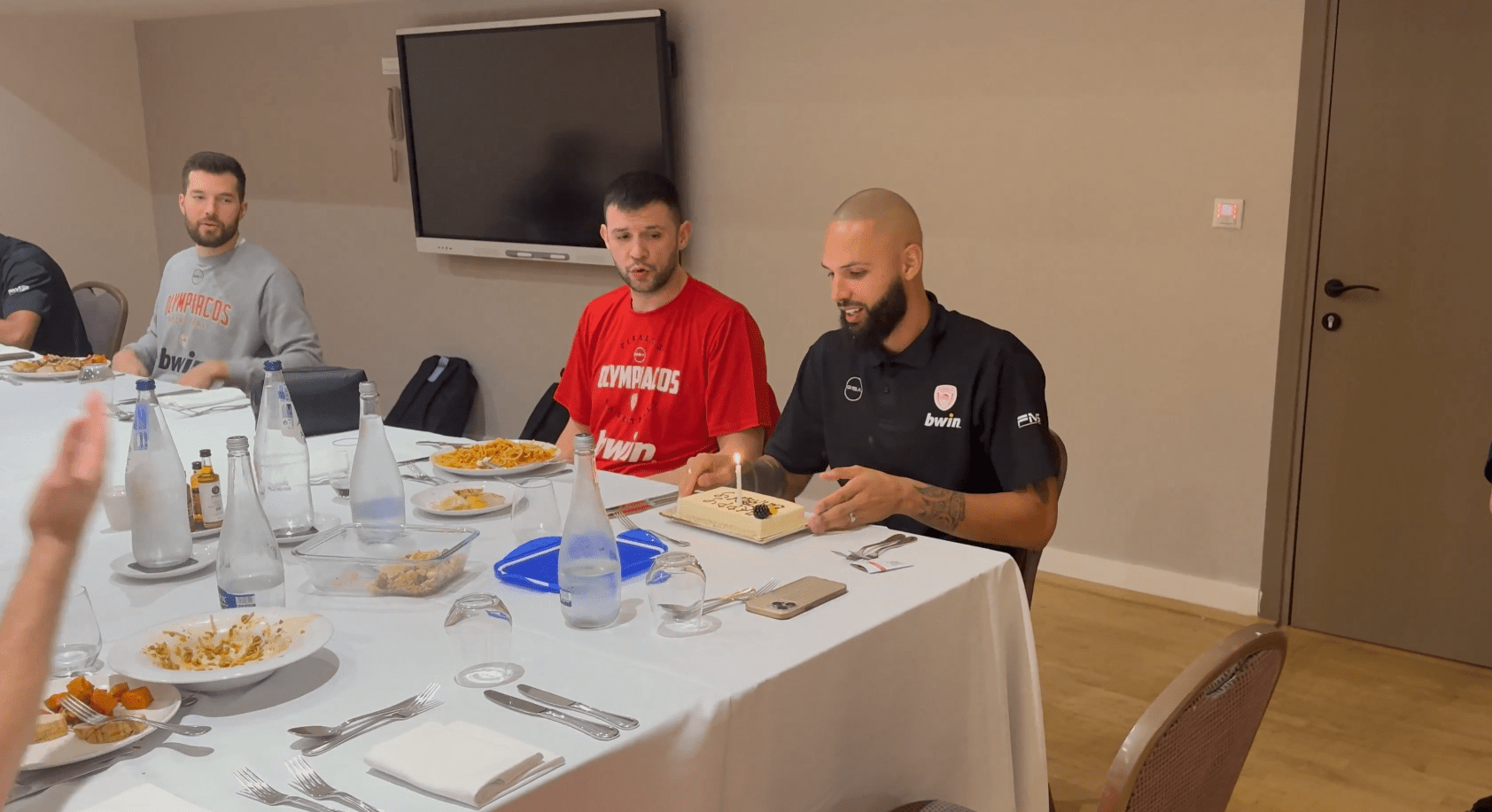 Έκπληξη με τούρτα γενεθλίων για τον Φουρνιέ πριν το Ολυμπιακός - Μονακό (video)