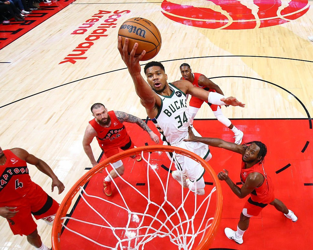 Με ισοπεδωτικό Γιάννη και clutch Άντονι οι Μπακς πέρασαν από το Τορόντο