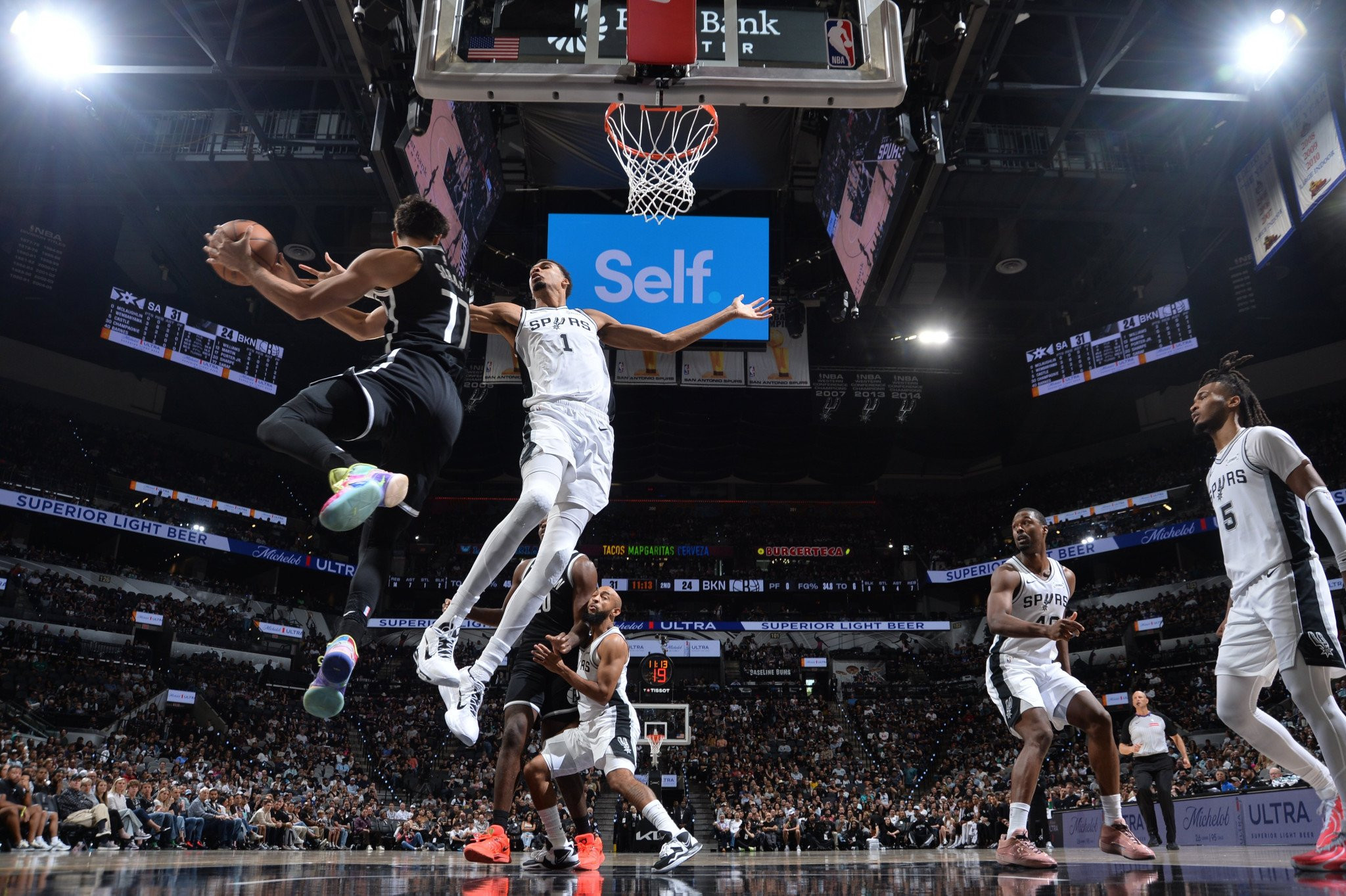 Τρομακτικός Γουεμπανιαμά: Έκανε δύο τάπες και ευστόχησε σε τρίποντο μέσα σε λίγα δευτερόλεπτα (video)