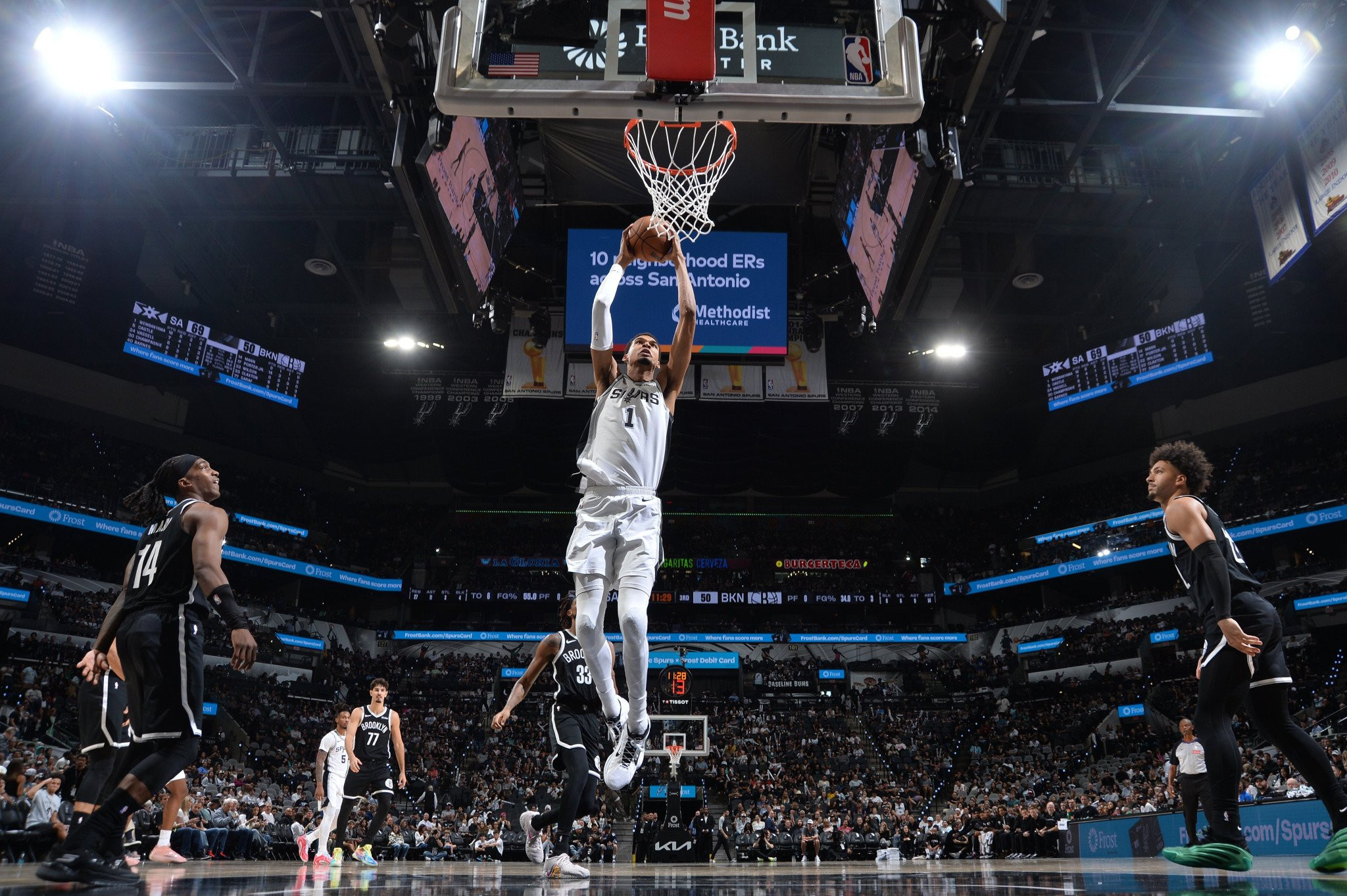 Οι Σπερς και ο «εξωγήινος» Γουεμπανιαμά άντεξαν στην αντεπίθεση των Νετς και έφτασαν στο 3-0