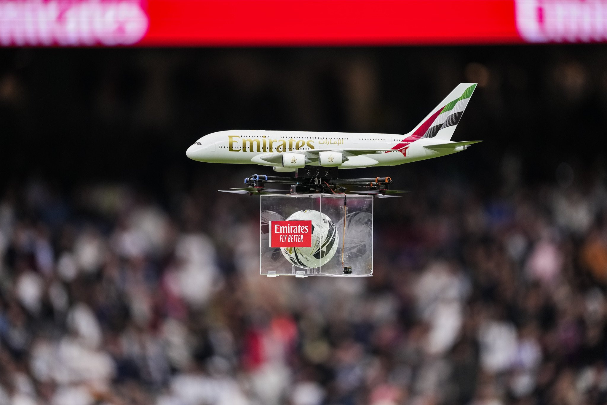 Μάρκετινγκ και τεχνολογία: H μπάλα στο Clasico μεταφέρθηκε με drone του χορηγού της Ρεάλ (video)