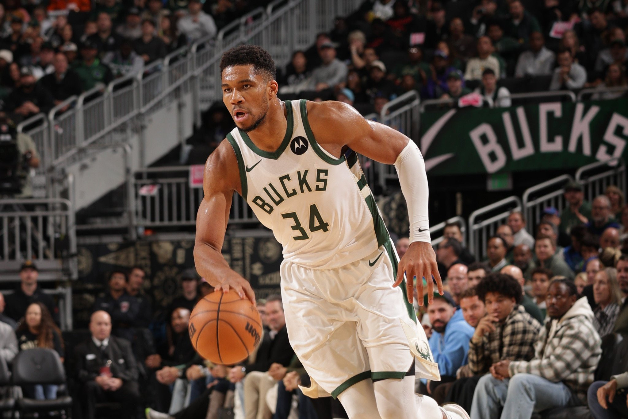 Δεν τα κατάφεραν οι Μπακς κόντρα στους Ρόκετς παρά την τρομερή εμφάνιση του Γιάννη Αντετοκούνμπο