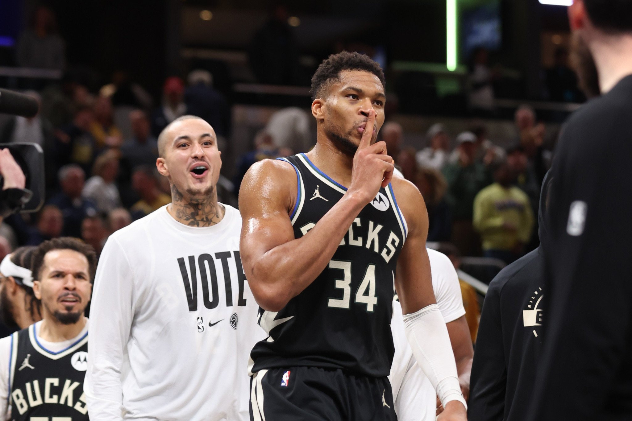 Οι Μπακς πέρασαν από την Ιντιάνα με buzzer beater του τρομερού Αντετοκούνμπο