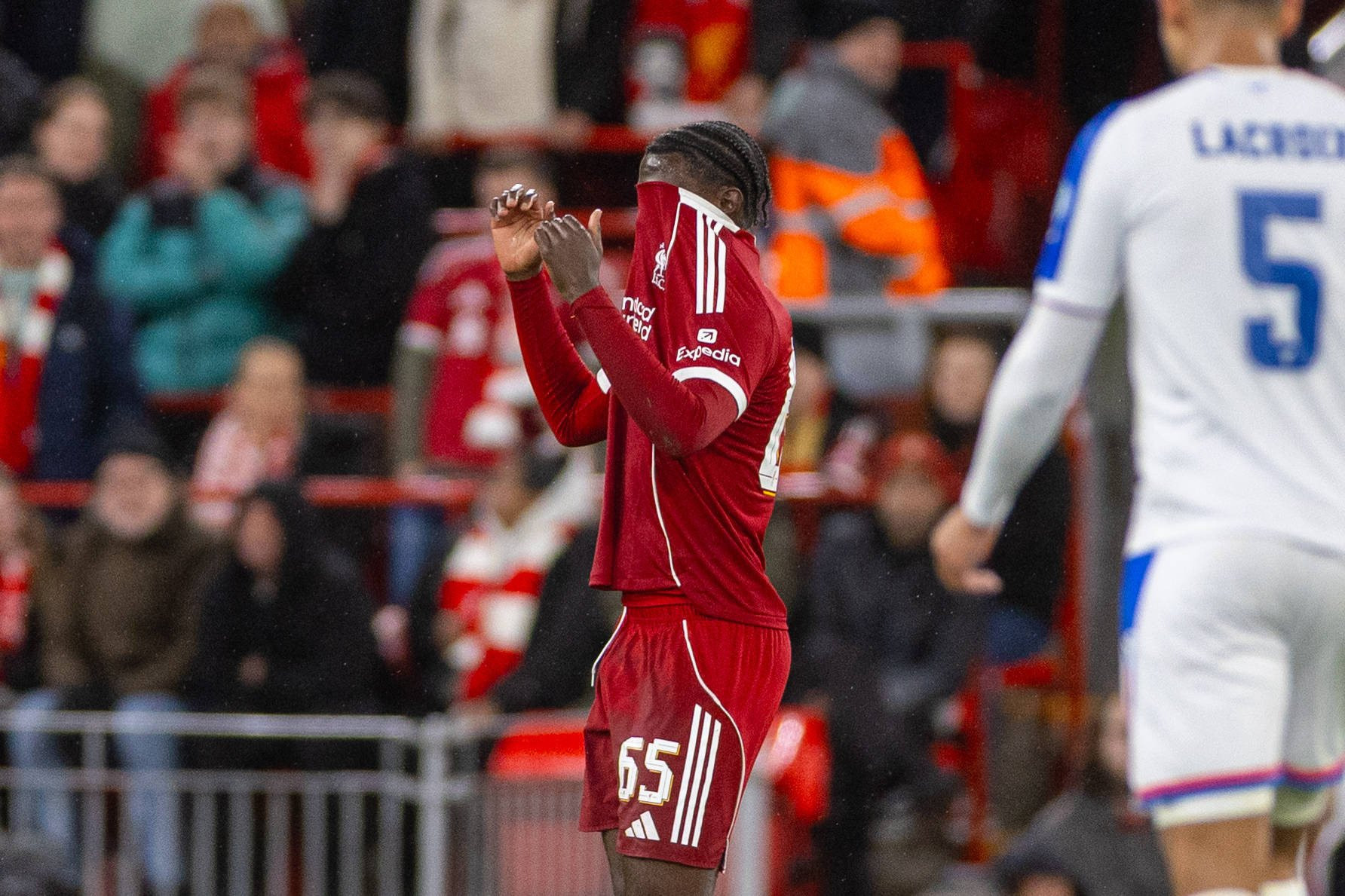 Παίκτης της Λίβερπουλ μετράει 16 λεπτά συμμετοχής, δύο αναμετρήσεις και δύο αποβολές!