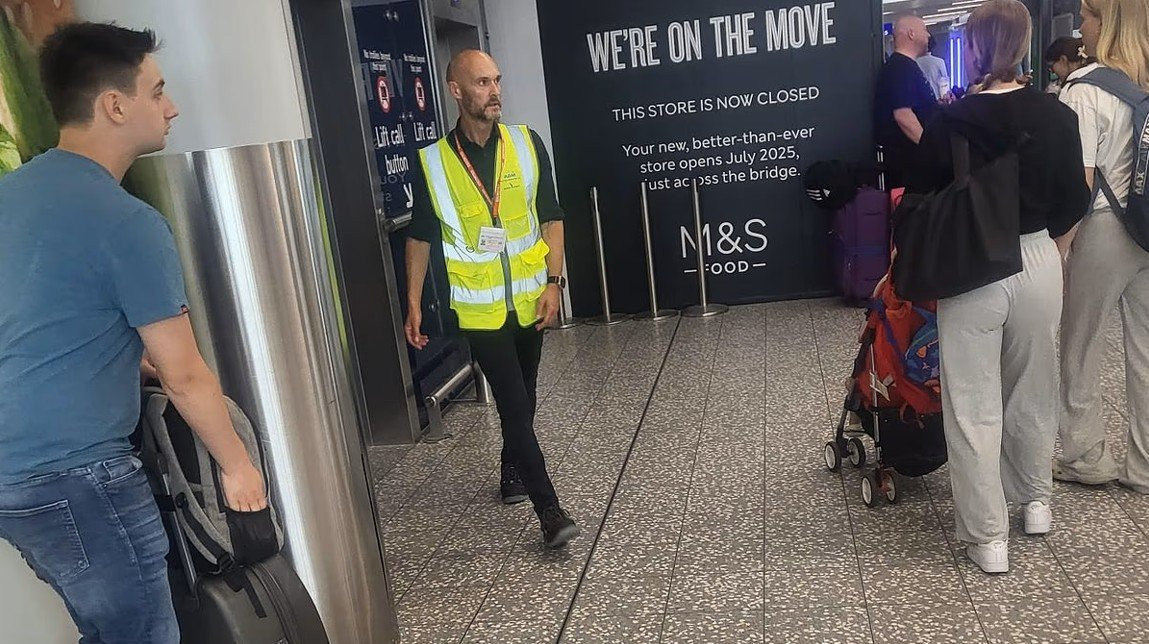 Απίστευτο κι όμως αληθινό: Ομάδα της Αγγλίας θέλει να προσλάβει για προπονητή έναν υπάλληλο αεροδρομίου