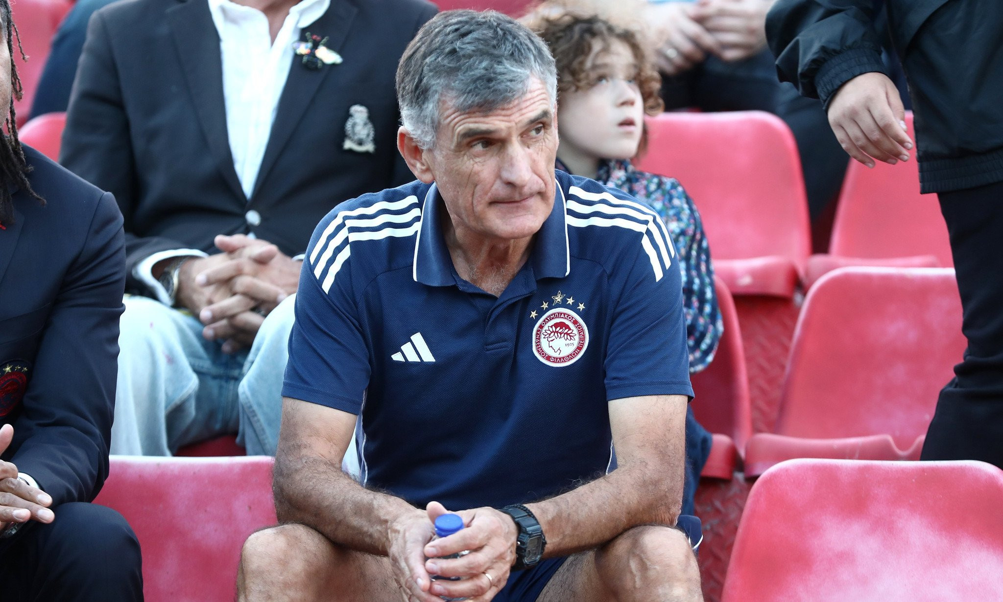 Ο Μεντιλίμπαρ μαζί με παίκτες της πρώτης ομάδας βλέπουν την Κ19 του Ολυμπιακού (photos)