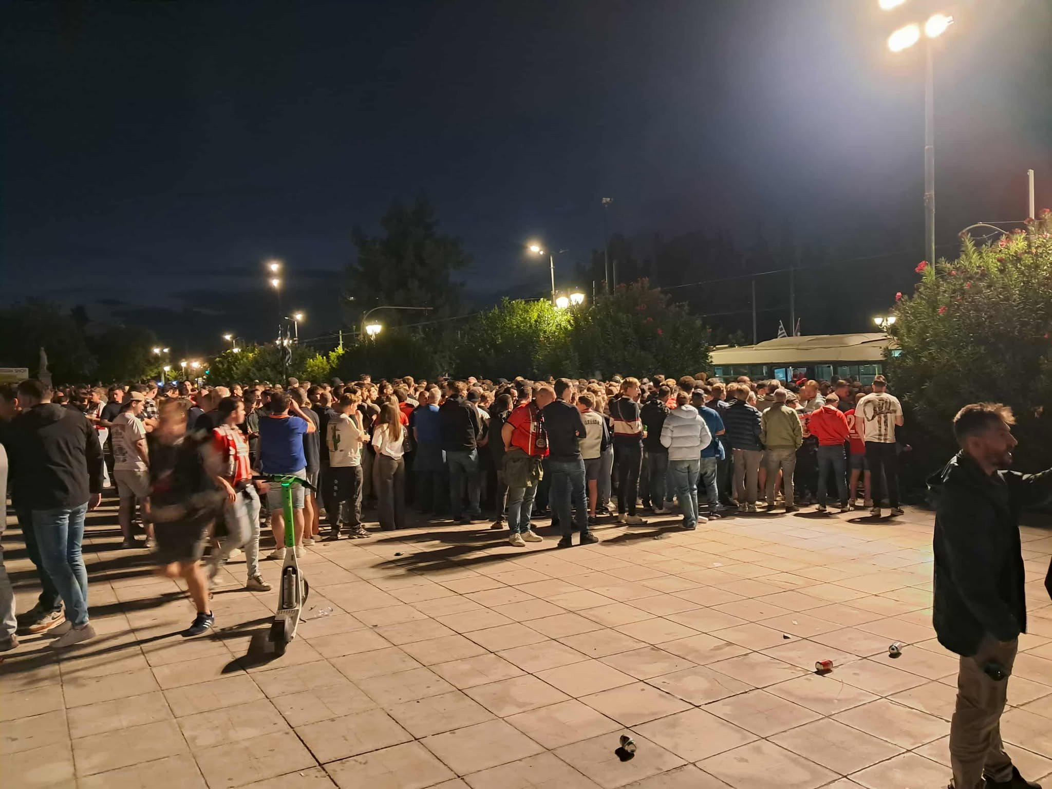 Στο Καλλιμάρμαρο οπαδοί της Αϊντχόφεν - Μεταφέρονται με λεωφορεία στο Φάληρο (photo, video)