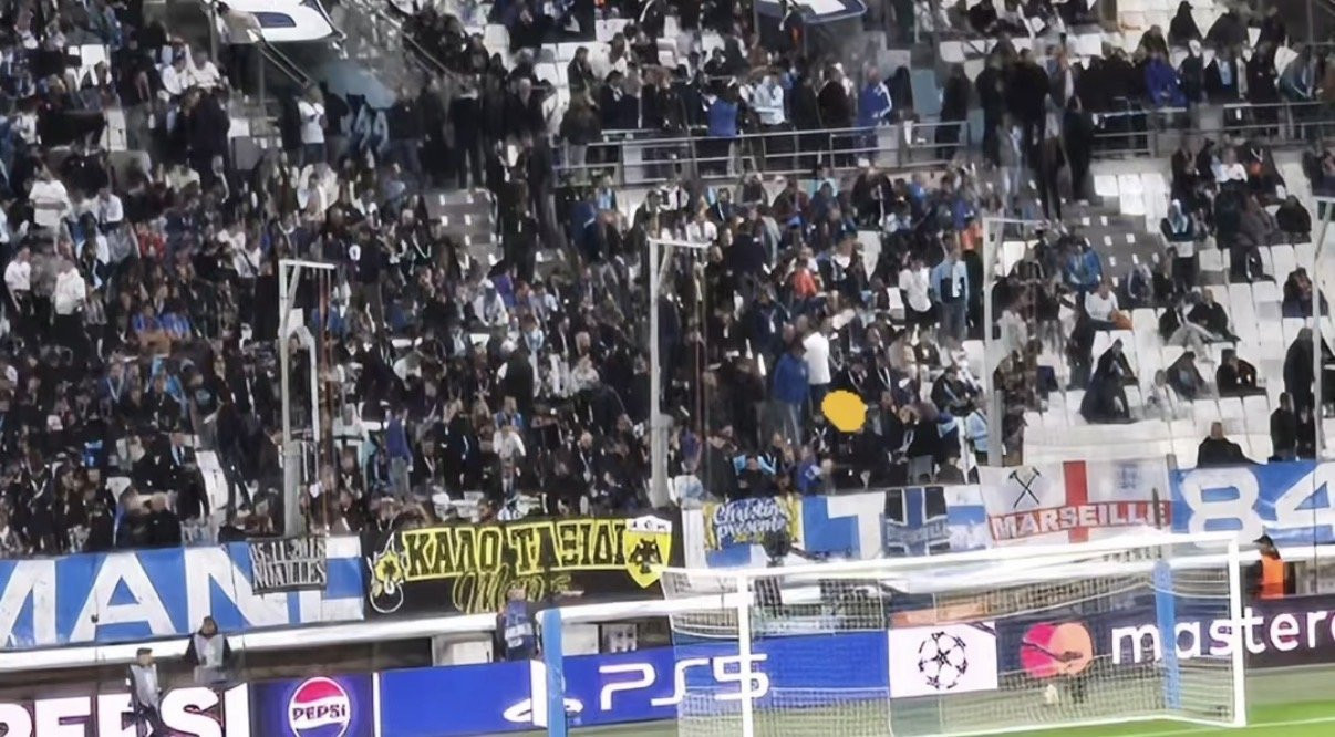 Πανό των οπαδών της Μαρσέιγ για τη δολοφονία του Μάριου στη Χαλκίδα