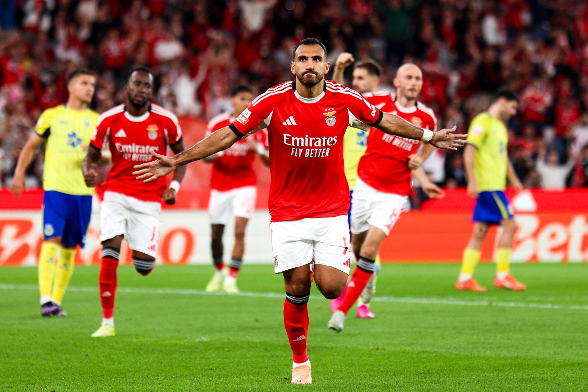 Από το καλό στο... καλύτερο: Ο Παυλίδης σκόραρε τρεις φορές και έφτασε τα 23 γκολ με τη Μπενφίκα (video)