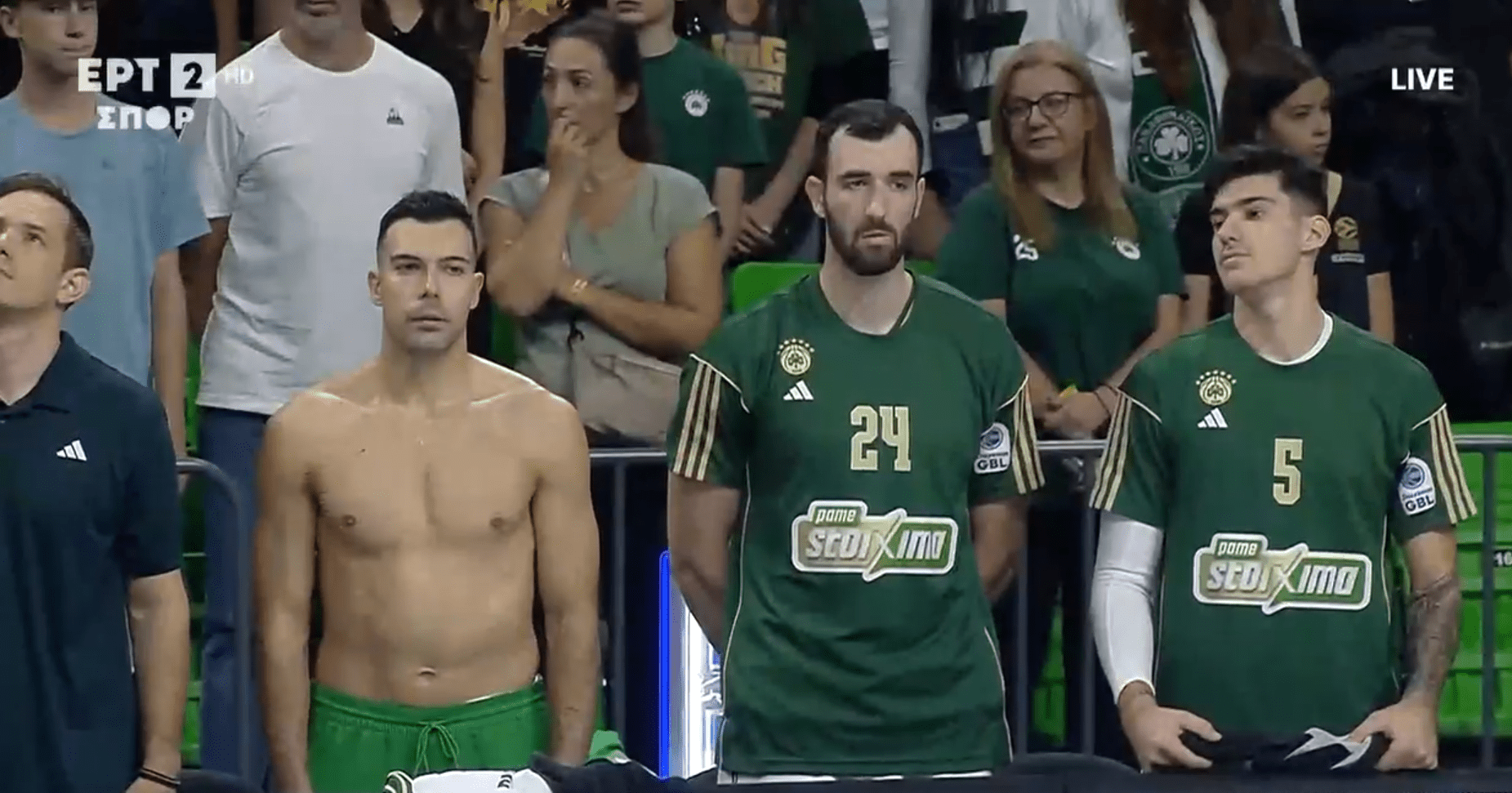 Ο Σλούκας δεν πρόλαβε να βάλει τη φανέλα του πριν την ανάκρουση του Εθνικού Ύμνου (video)