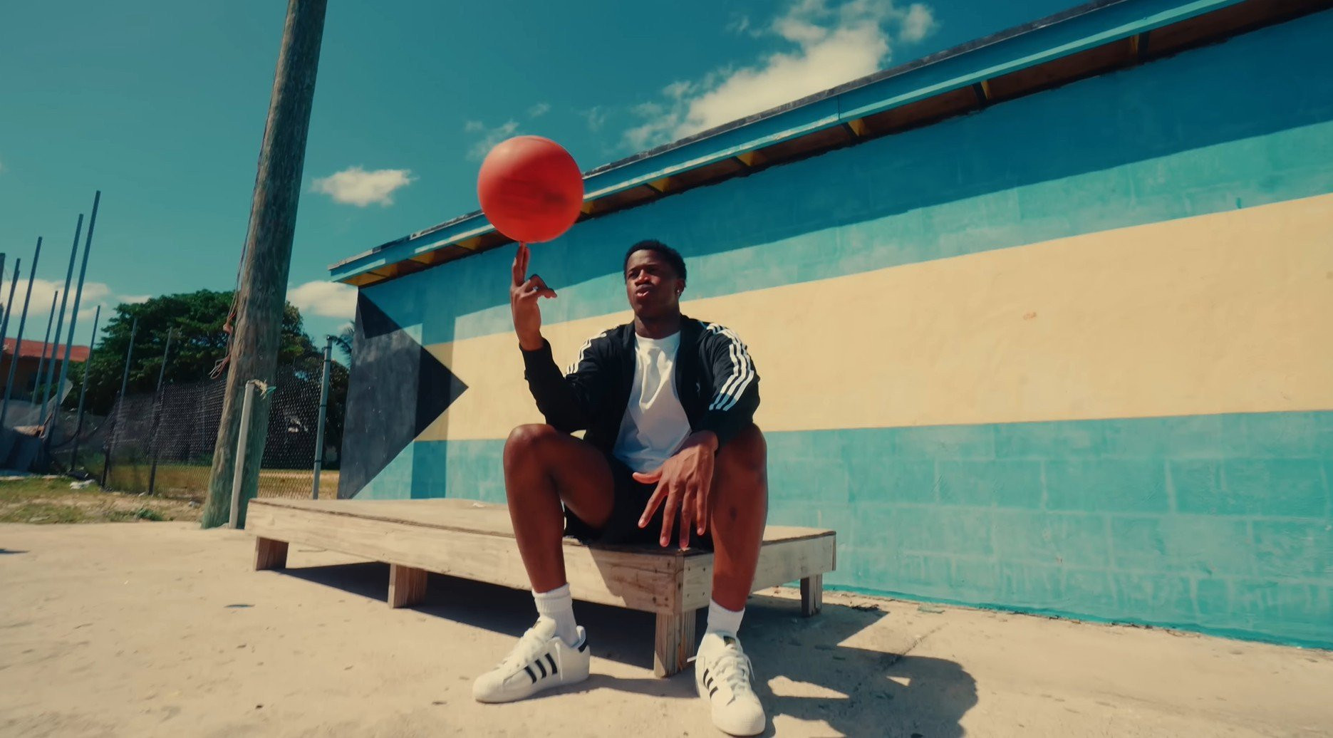 Ο 19χρονος που ξεπέρασε τον ΛεΜπρόν μεγάλωσε σε παράγκες χωρίς ρεύμα και έπαιζε με τελάρα από γάλα (video)