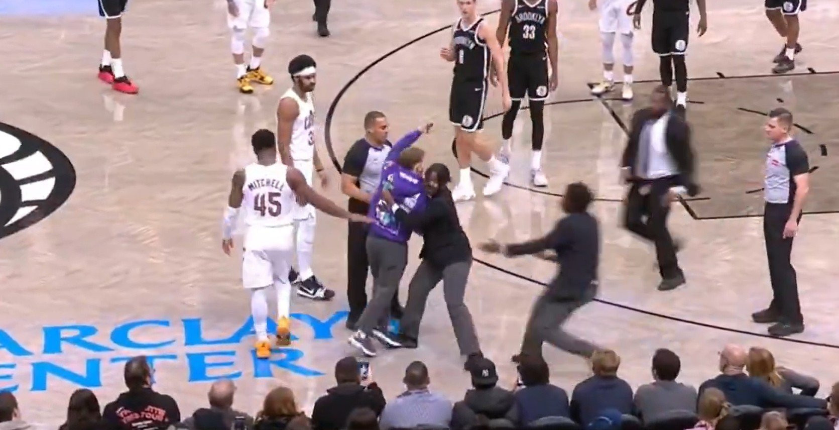 Φίλαθλος στο NBA εισέβαλε στο παρκέ την ώρα του ματς για να βγάλει selfie με αγαπημένο του παίκτη (video)