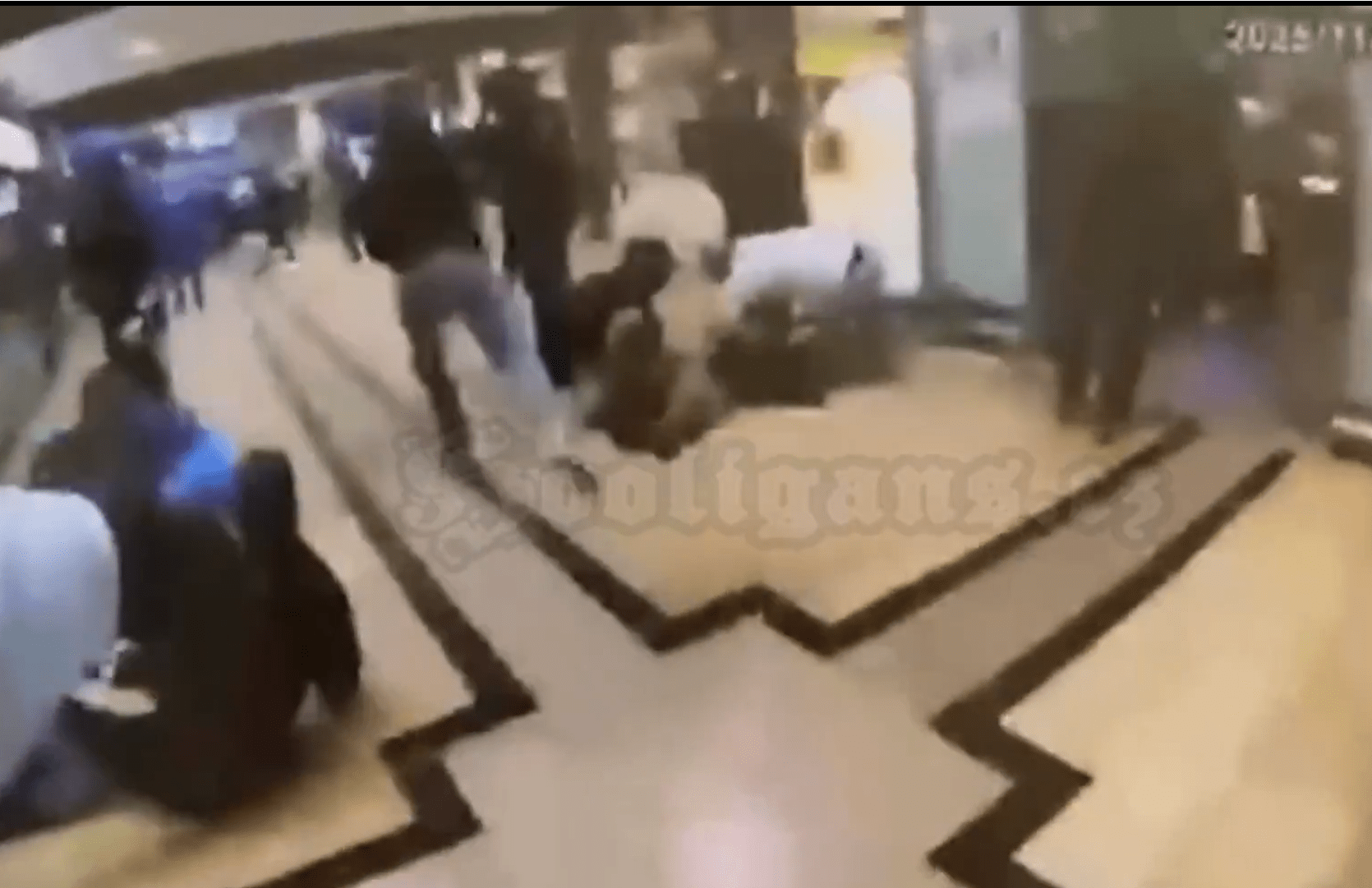 Σκηνικά χάους στην Γερμανία: Τρομερό ξύλο ανάμεσα σε οπαδούς της Ντόρτμουντ και της Σάλκε (video)