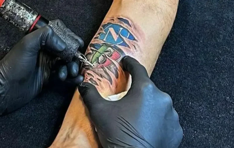 Αφοπλιστικός Σπαλέτι για το τατουάζ: «Δεν θα το πειράξει κανείς - Η Νάπολι για πάντα στην καρδιά μου»