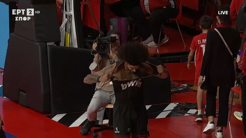 Ο Γουόρντ αστόχησε και έσκισε τη φανέλα του από τα νεύρα (video)