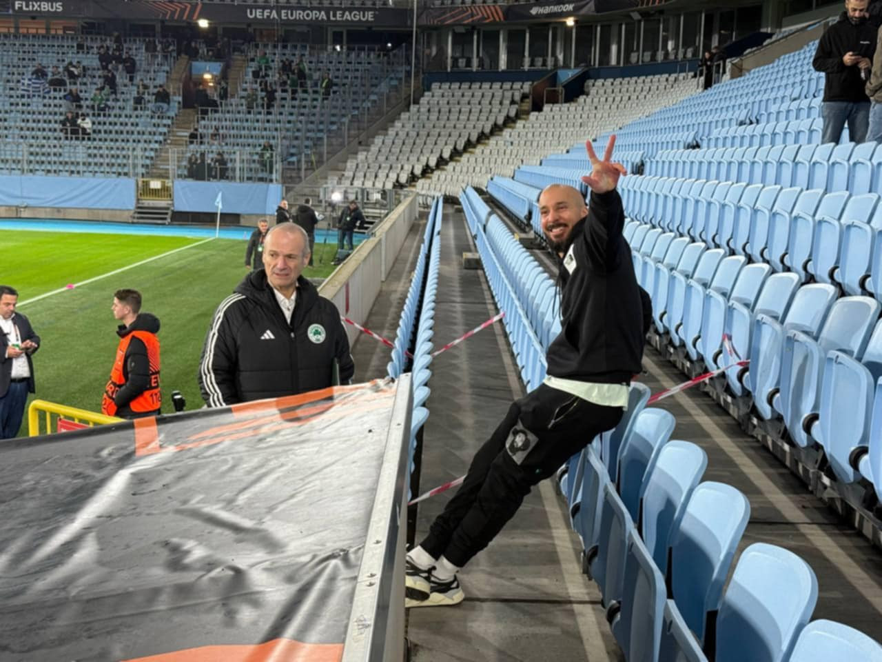 Τα τετ α τετ του Μολίνς με τους ανθρώπους του Παναθηναϊκού και η ατάκα για... Γλυφάδα - Η φωτογραφία του Athletiko