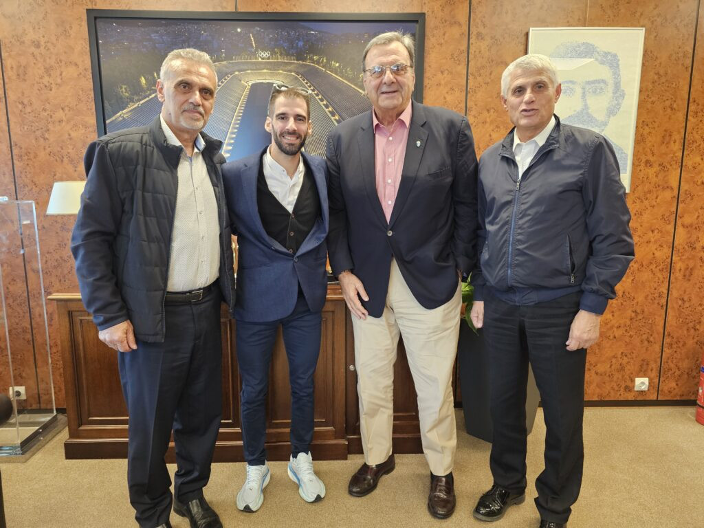 Η ΕΟΕ έδωσε τιμητική υποτροφία στον νικητή του μαραθωνίου, Καραΐσκο, για το παράδειγμα που δίνει