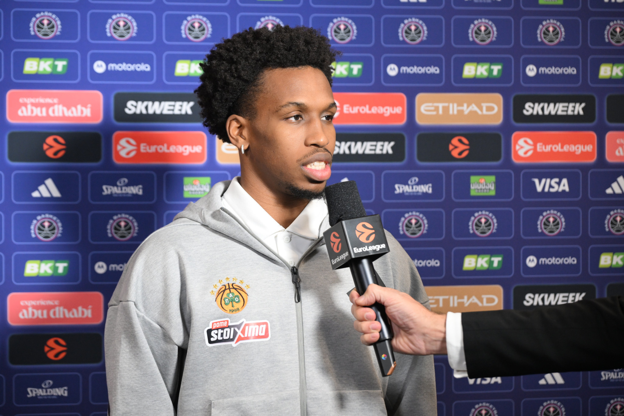 Ο Σορτς υπέγραψε αυτόγραφα και φωτογραφήθηκε με φίλους της Παρί - Το video του Athletiko